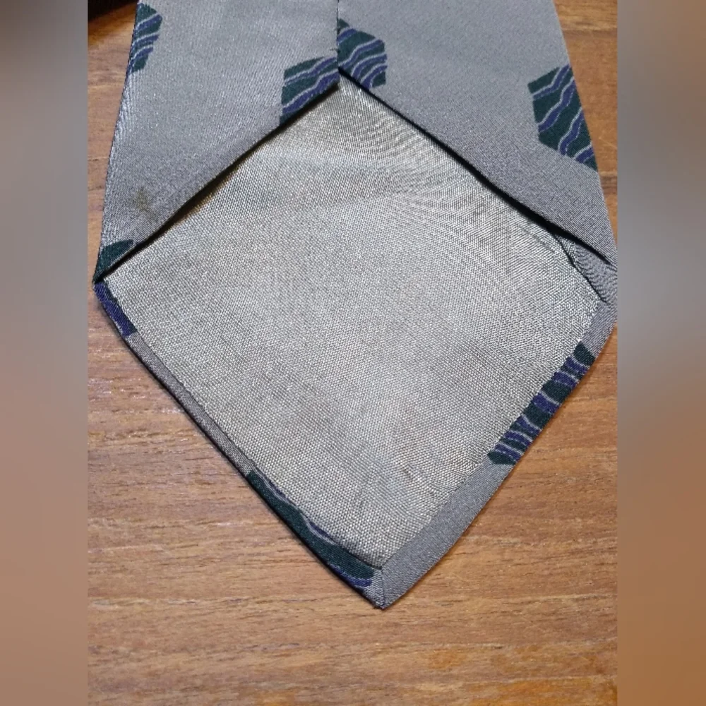 Giorgio Armani Tie, 100% Silk, Grey with Blue Hexagon Pattern, Made in I… - Picture 14 of 14
